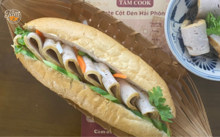 1 ổ bánh mì thịt chả bao nhiêu calo?