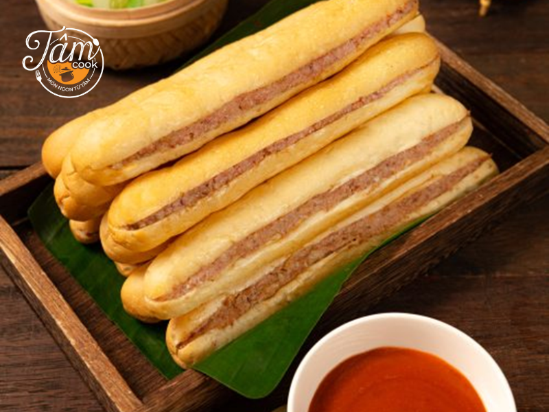 bánh mì que nhân thập cẩm pate thịt nguội