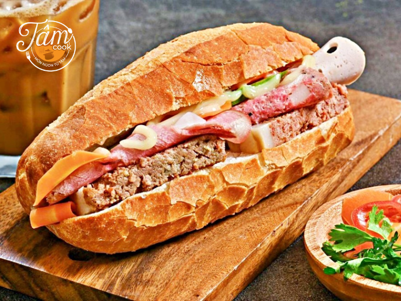 bánh mì que nhân thập cẩm pate thịt nguội