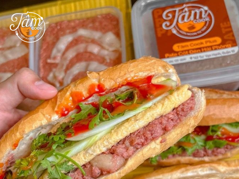 bánh mì que nhân thập cẩm pate thịt nguội