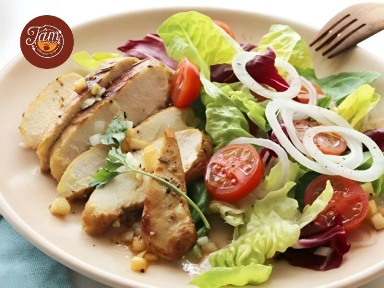Salad ức gà bao nhiêu calo