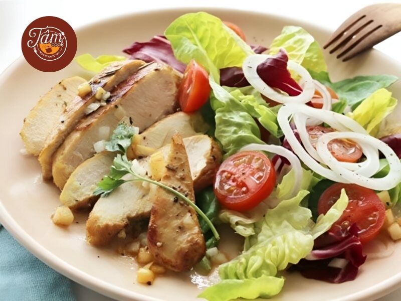 Salad ức gà bao nhiêu calo