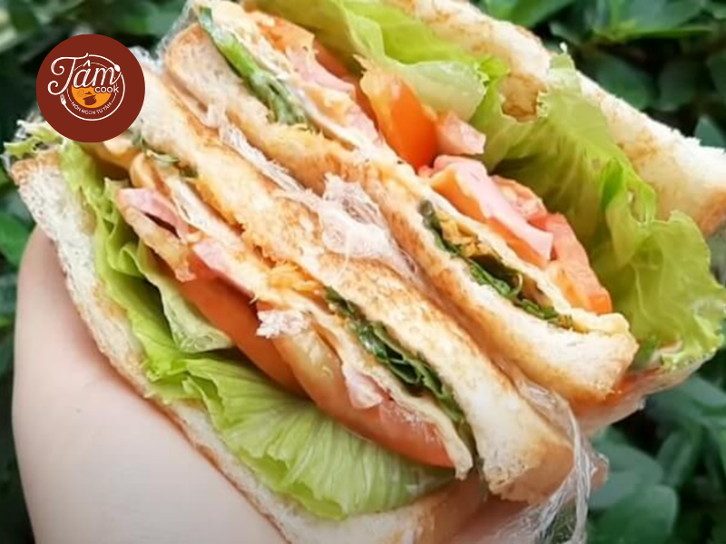 cách làm bánh mì sandwich kẹp trứng xúc xích 