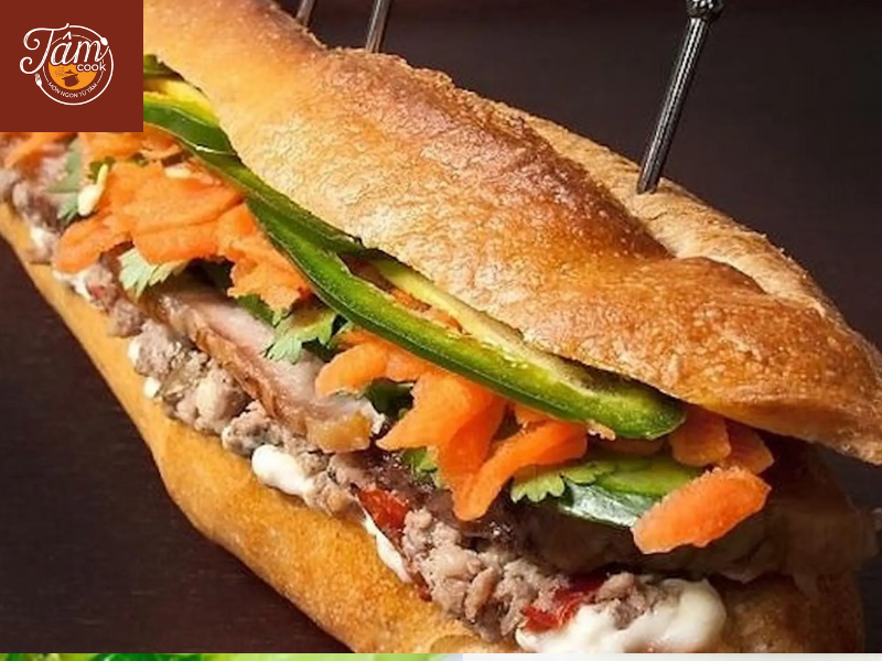 Bánh mì nhân thập cẩm gồm những gì? Khám phá hương vị hòa quyện trong từng ổ bánh Việt