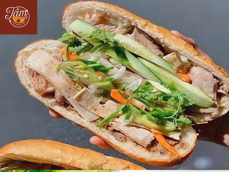 Bánh mì nhân thập cẩm gồm những gì? Khám phá hương vị hòa quyện trong từng ổ bánh Việt