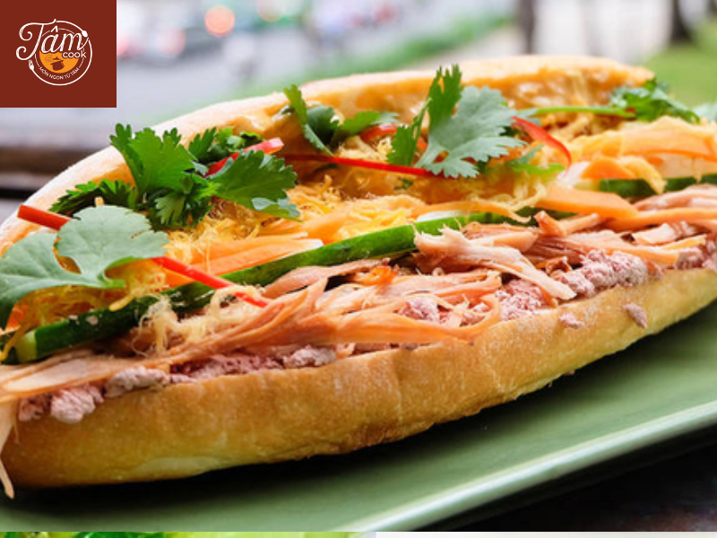 Bánh mì nhân thập cẩm gồm những gì? Khám phá hương vị hòa quyện trong từng ổ bánh Việt