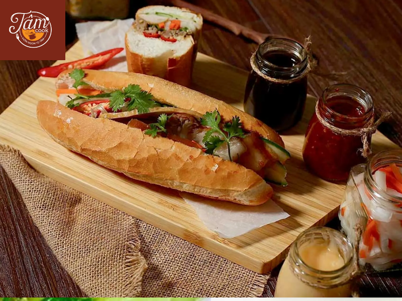 Bánh mì nhân thập cẩm gồm những gì? Khám phá hương vị hòa quyện trong từng ổ bánh Việt